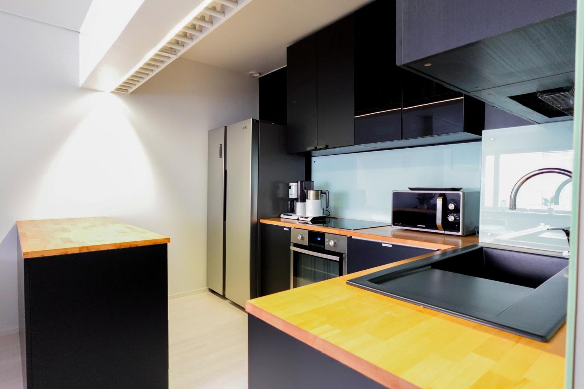 Vibrant 5 Min To Design District Apartment *